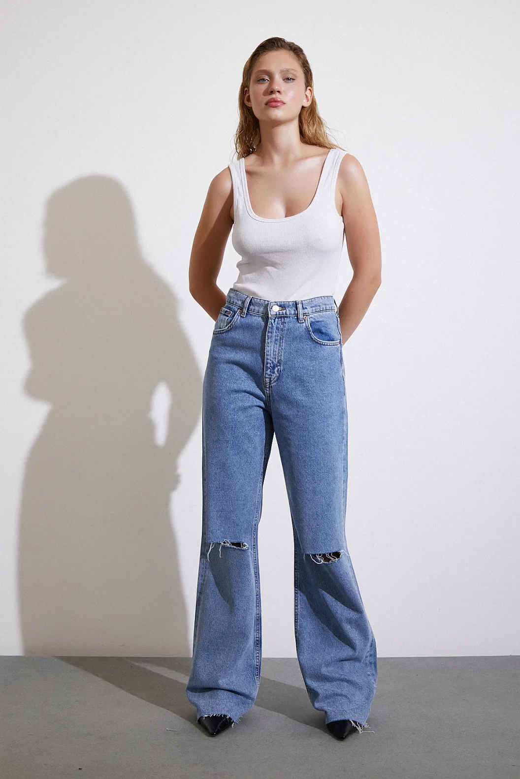 Zerrissene Detail geschnittenen Cropped-Jeans in Blau