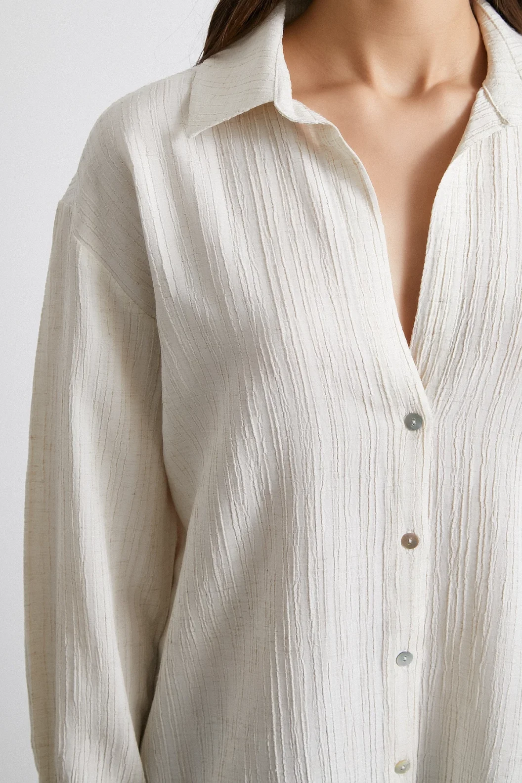 قميص مخطط ناعم بلون كريمي