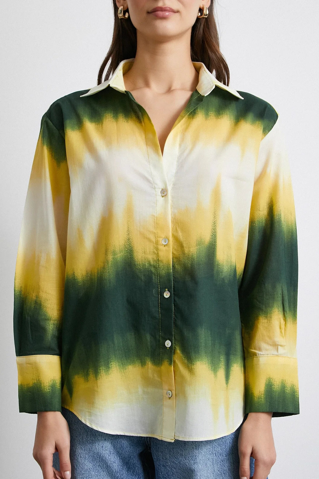 قميص بنقشة متدرجة باللون الأخضر