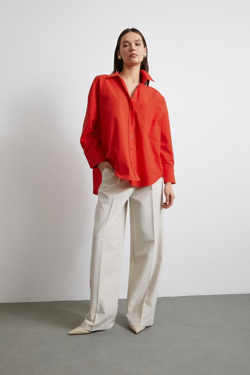 يجب اقتناء قميص بوبلين أحمر