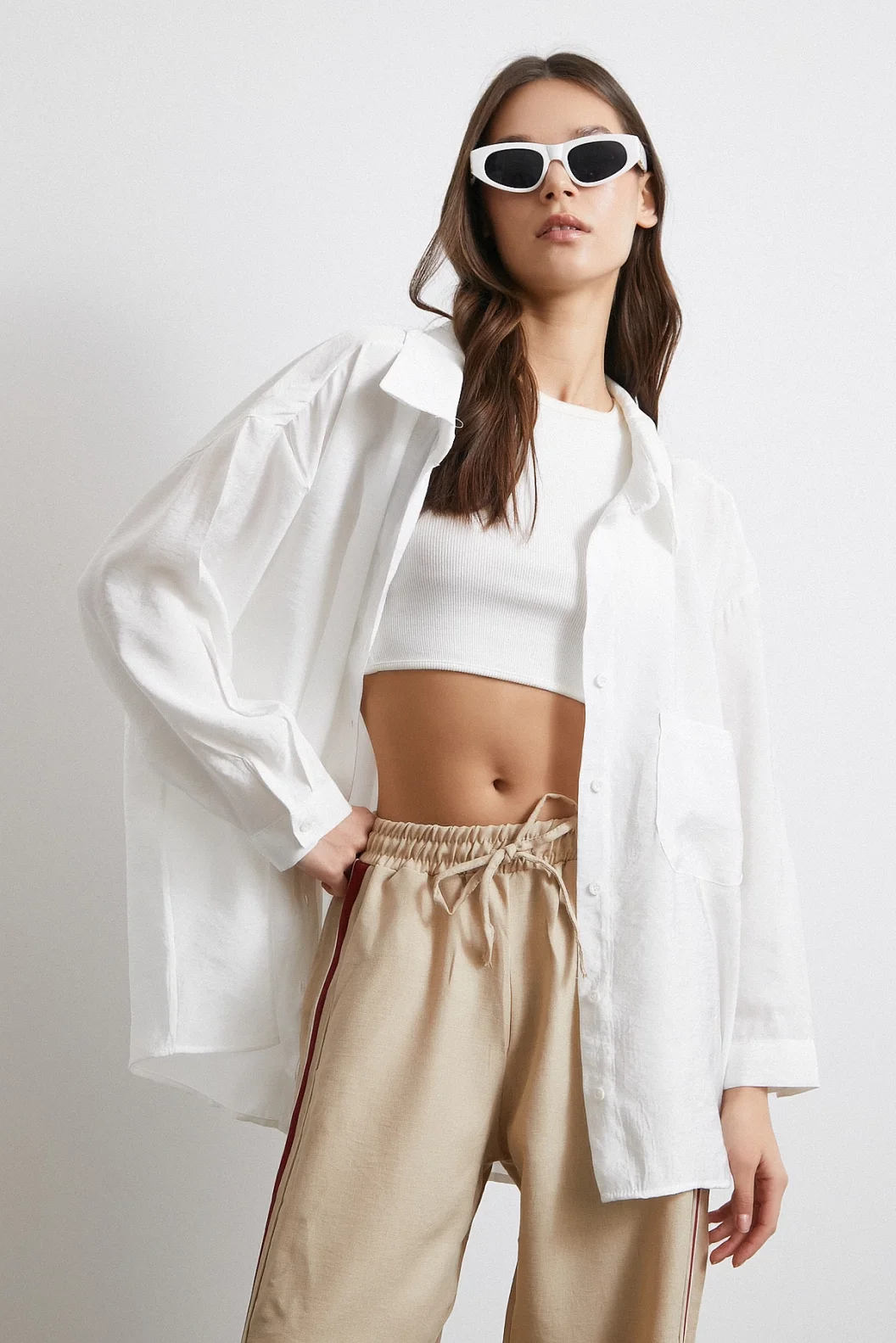 قميص مودال أبيض بجيوب كبيرة