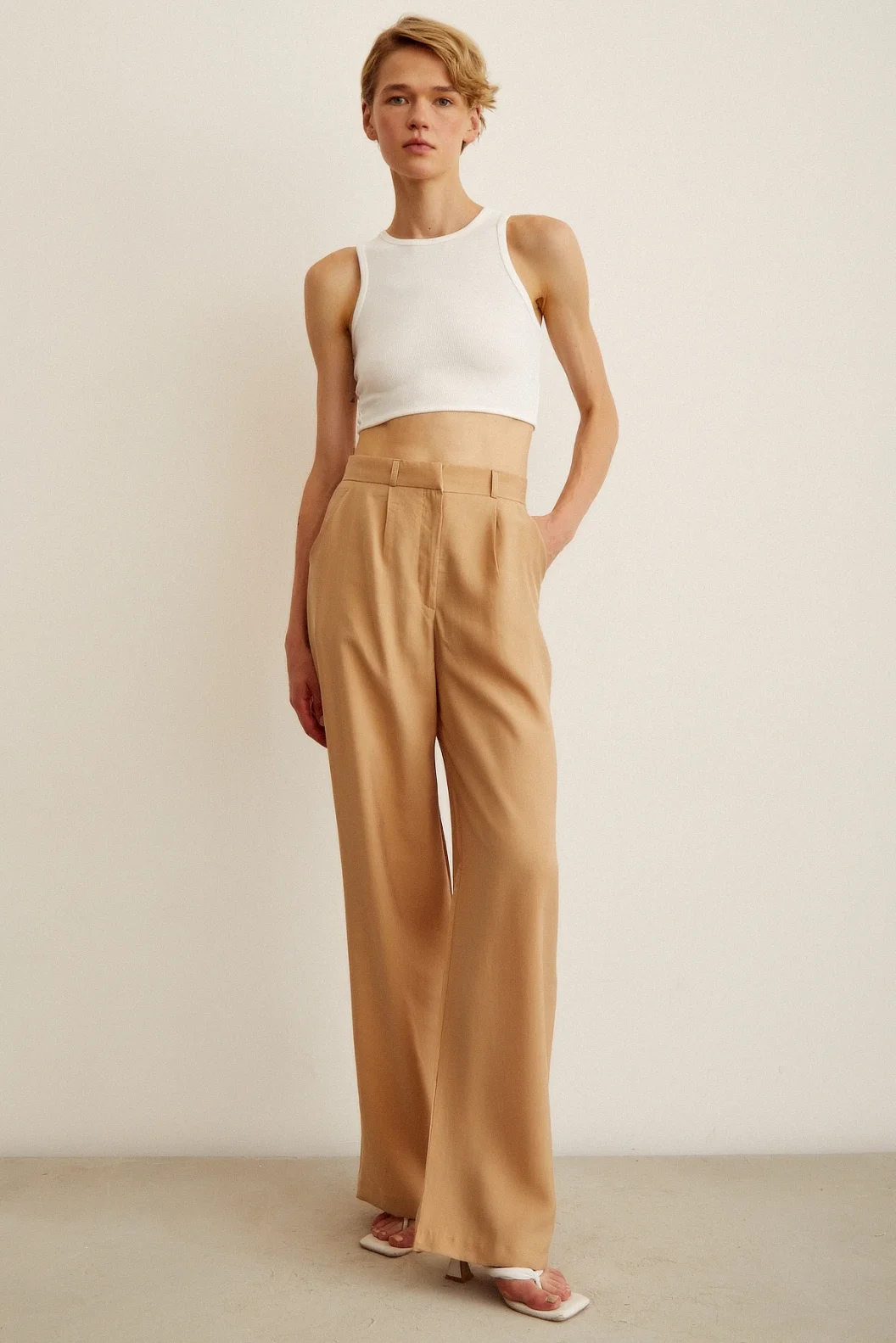 Hoch sitzende Hose mit weitem Beinschnitt in Kamel