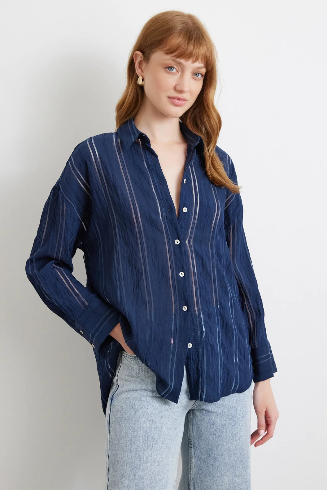 قميص شبكي مخطط لونه أزرق غامق