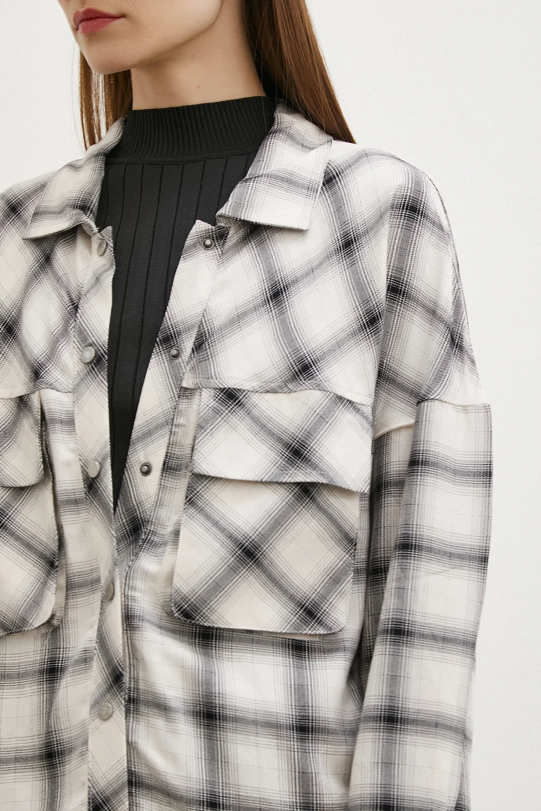 قميص مربعات مُصمّم بجيوب متفاوتة