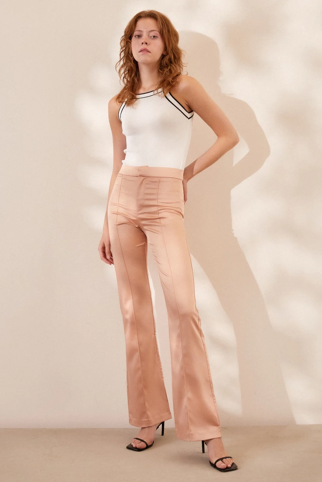 Asymmetrische High-Waist-Hose Puder