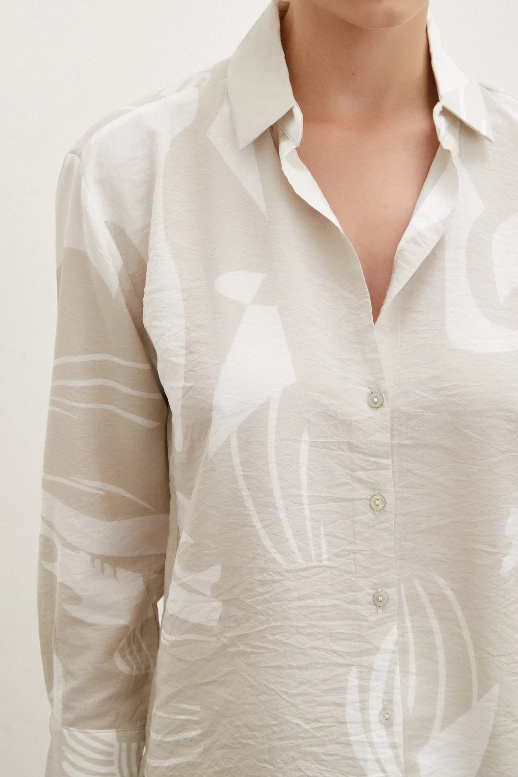 قميص بيج بياقة V Modal