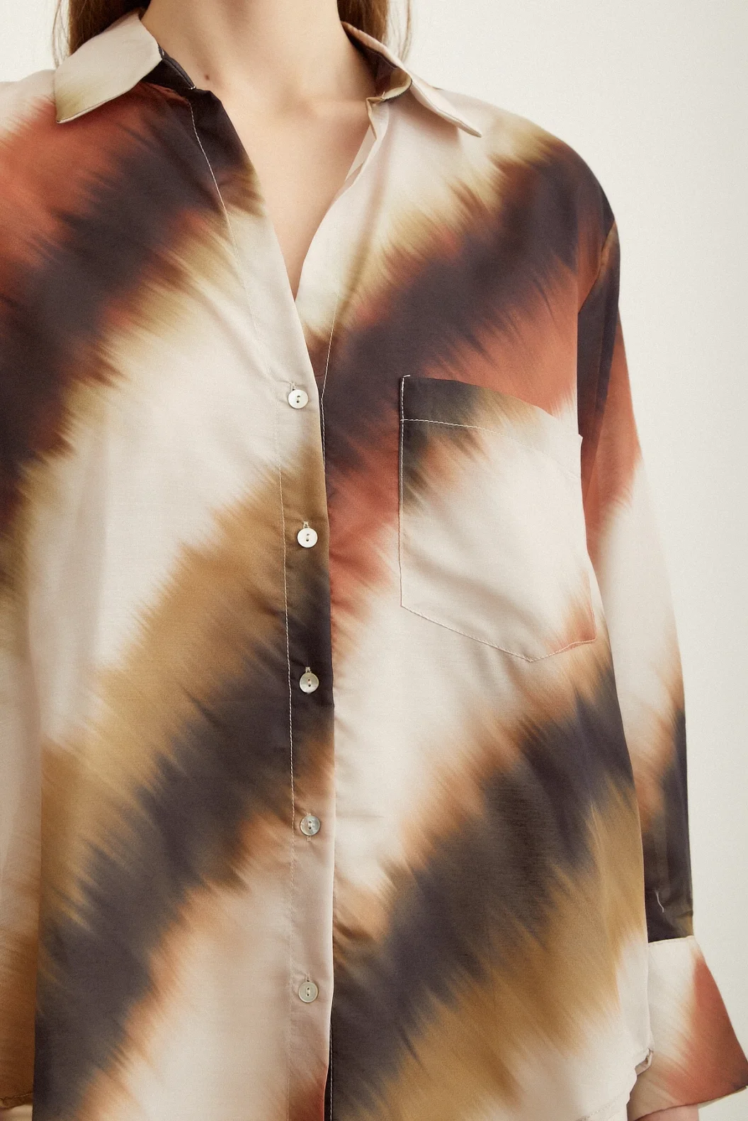 قميص مطبوع بجيوب باتيك