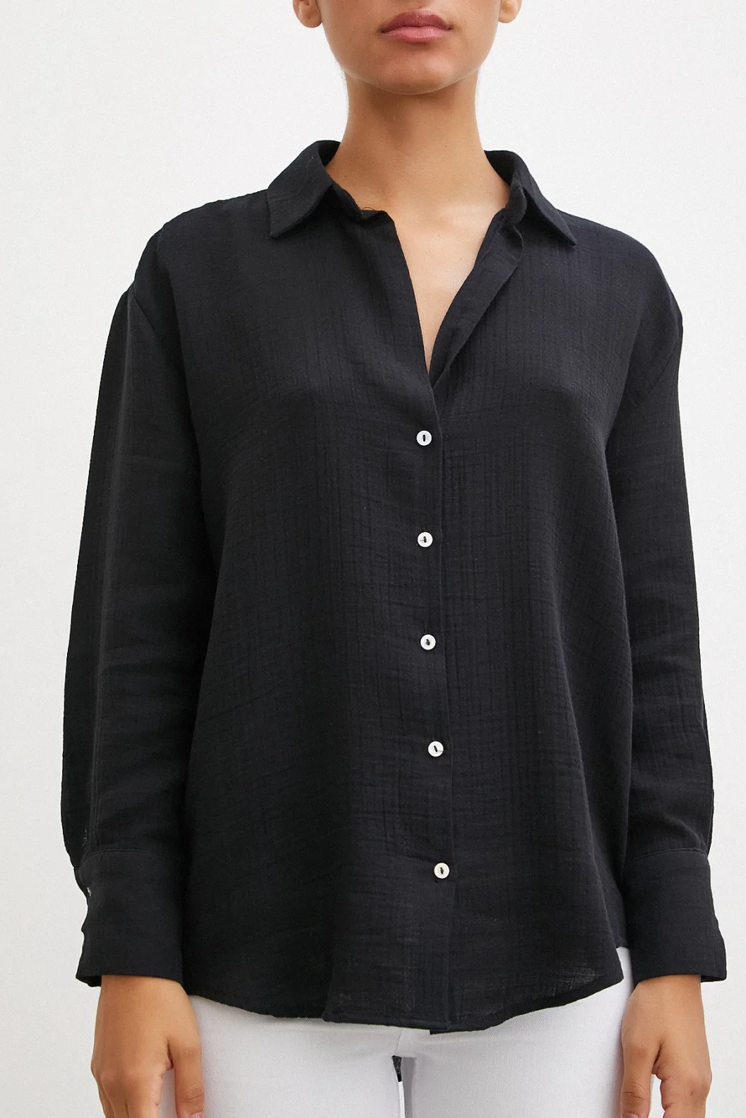 قميص بياقة V Krinkıl أسود