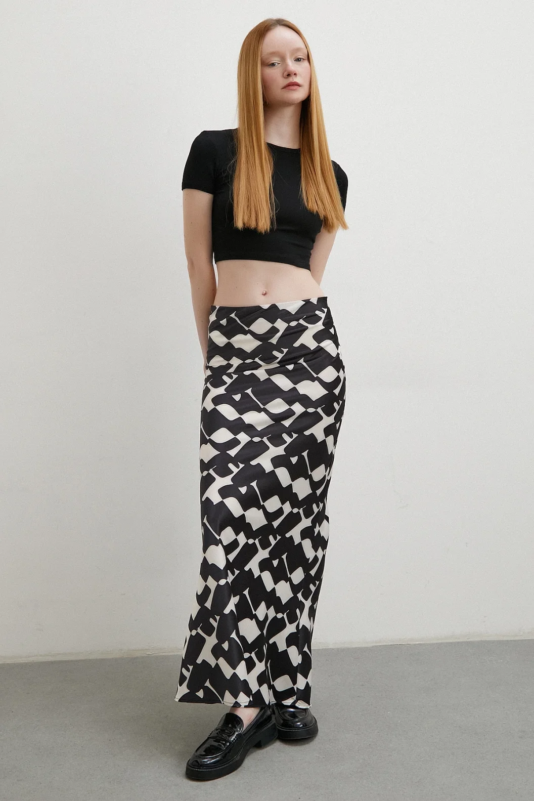 تنورة ماكسي مائلة مطبوعة باللون البيج