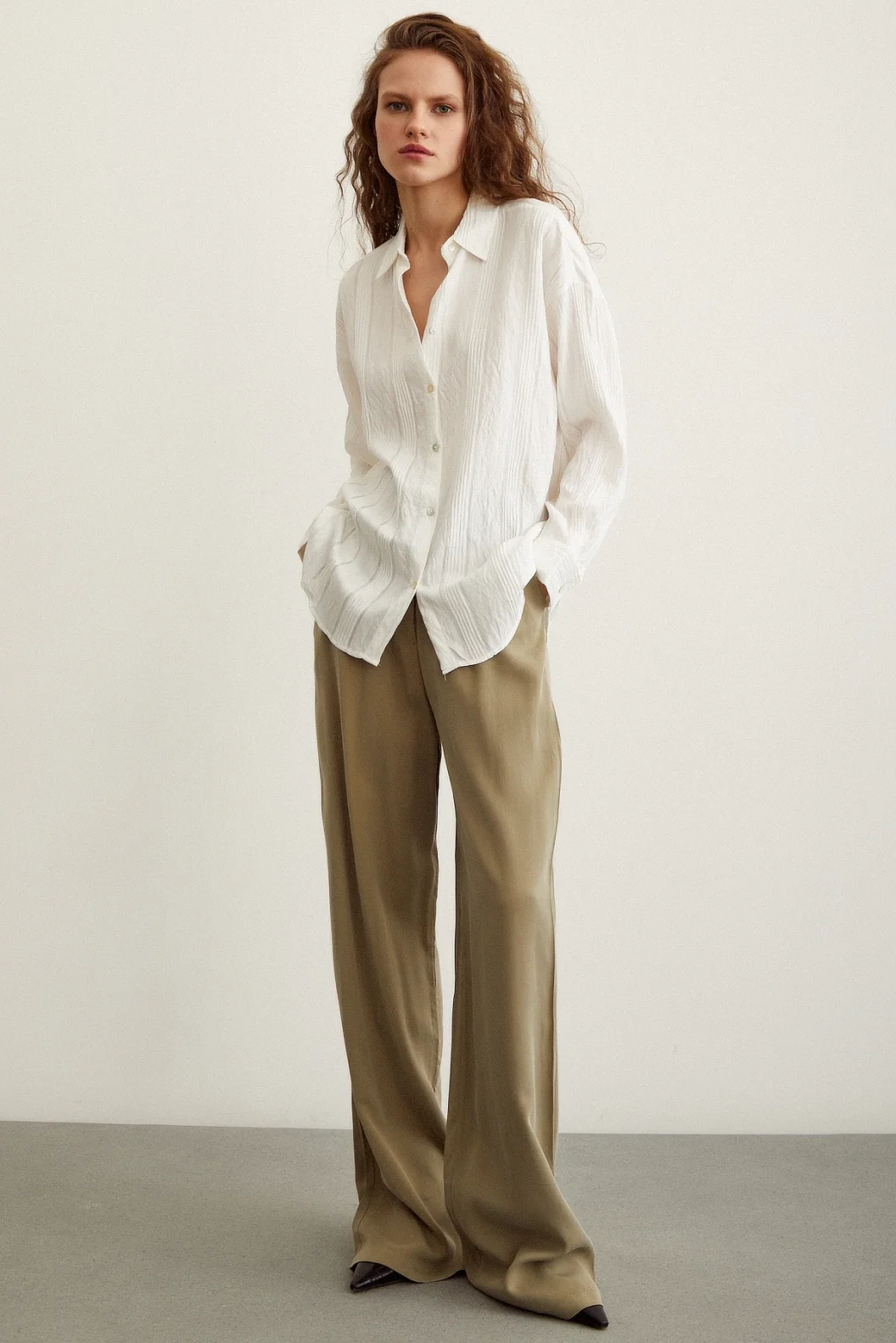 قميص مخطط بنقشة نسيجية أبيض