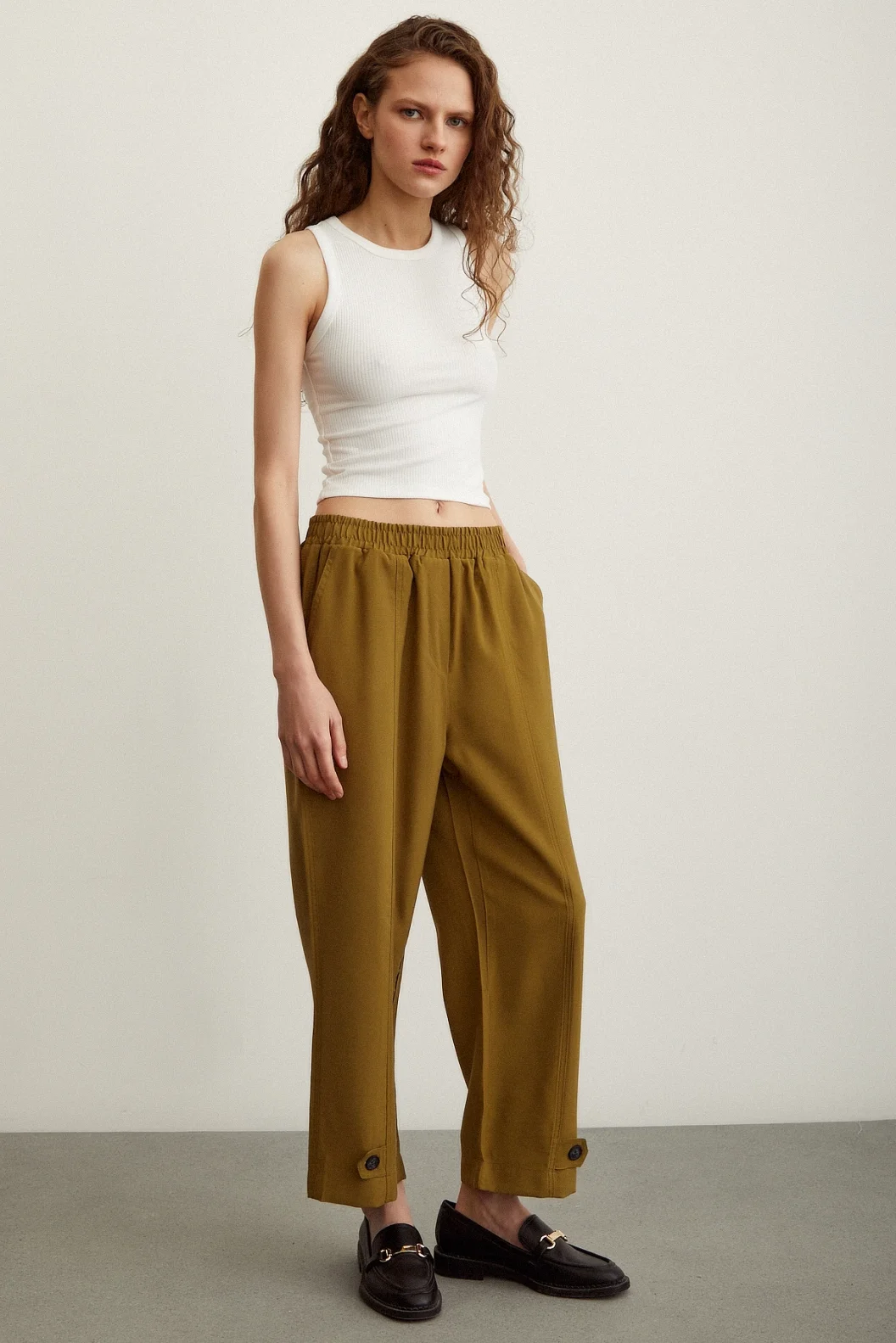 بنطلون رياضي واسع بخصر مطاطي باللون الخضرة