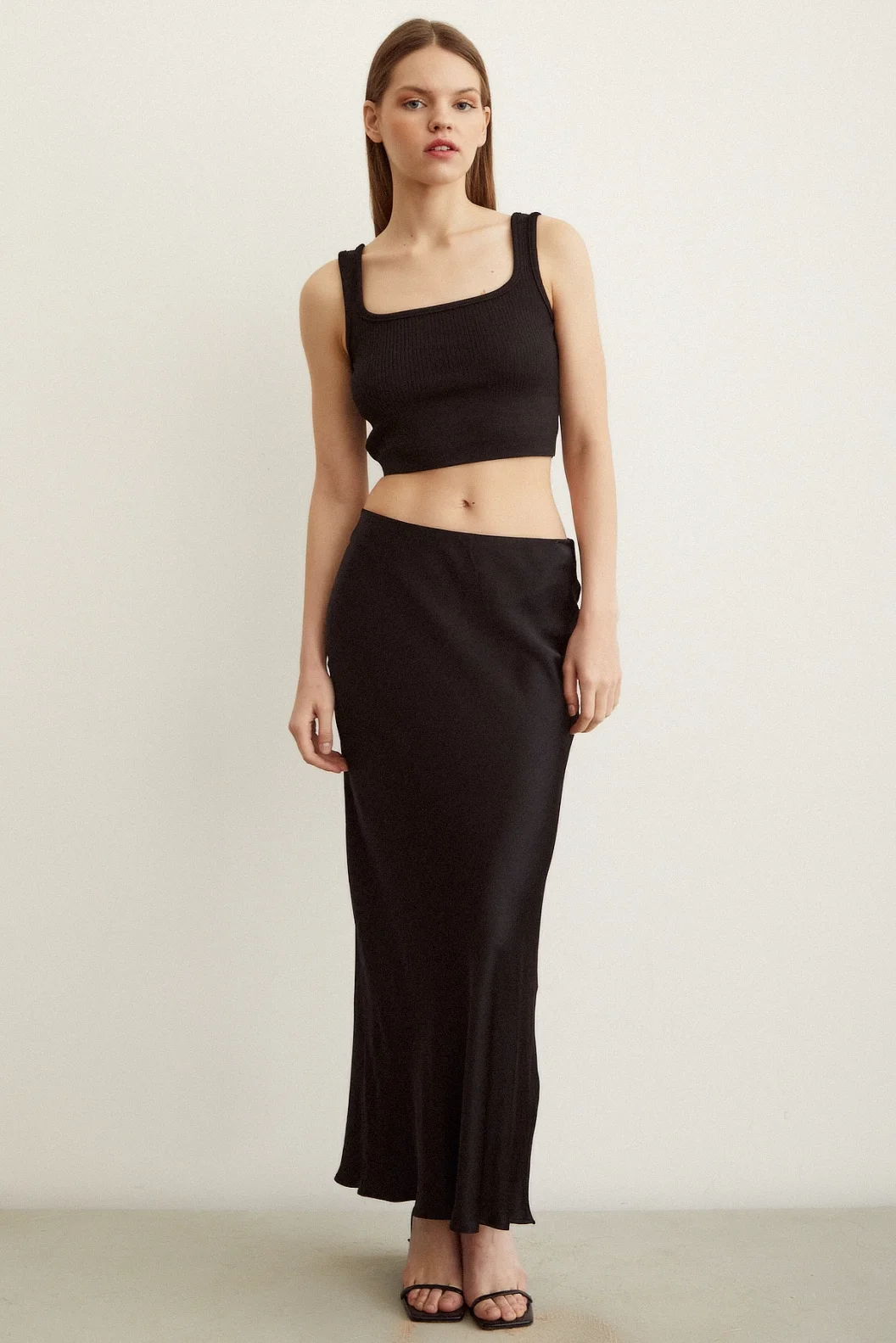 التنورة الساتان المائلة باللون الأسود