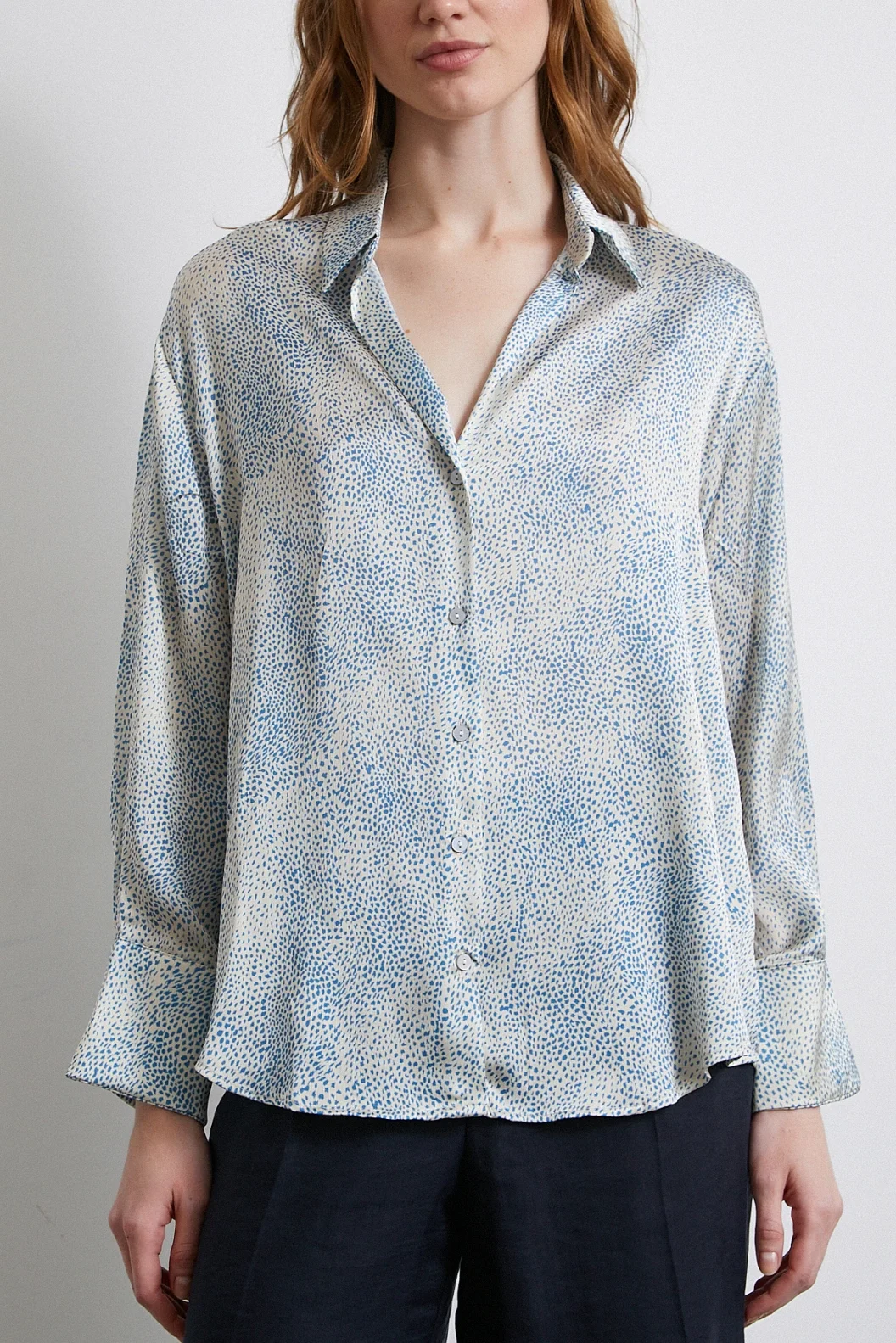 قميص حرير برقبة V مزين بنمط موجة لونه أزرق