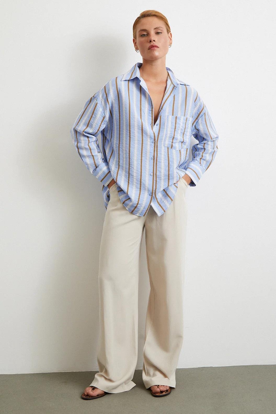 قميص مخطط زرقاء