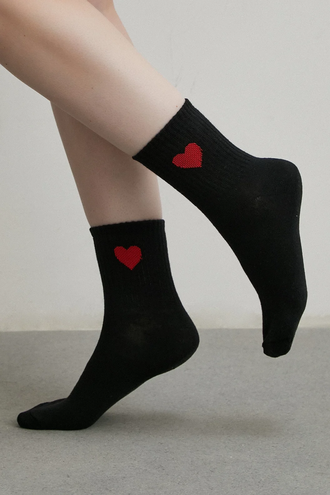 جوارب تنس بأربعة أزواج مزينة برسومات القلوب باللون الأبيض