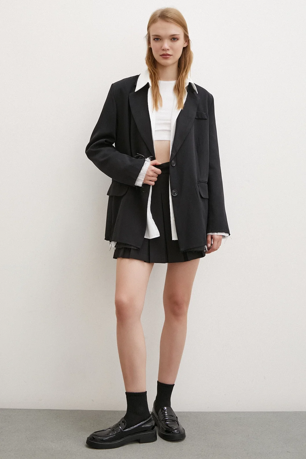 جاكيت نسائي بقصة كلاسيكية وأزرار، بلون أسود