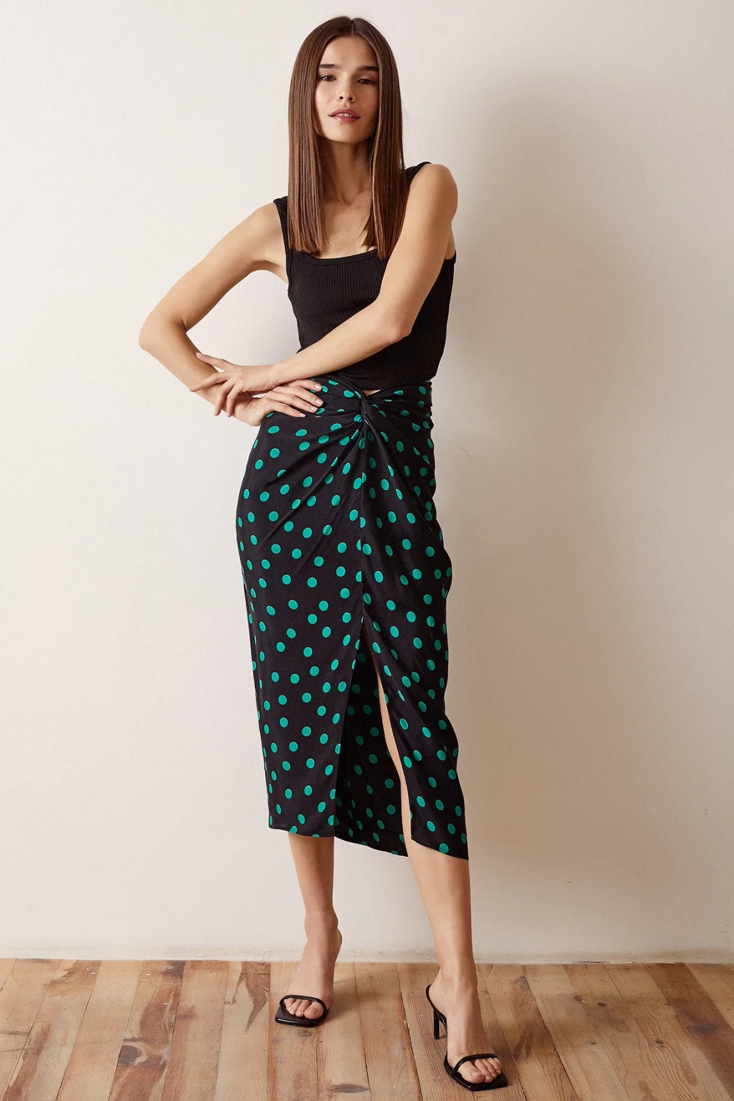 تنورة مخططة بأزرار بلون أخضر داكن