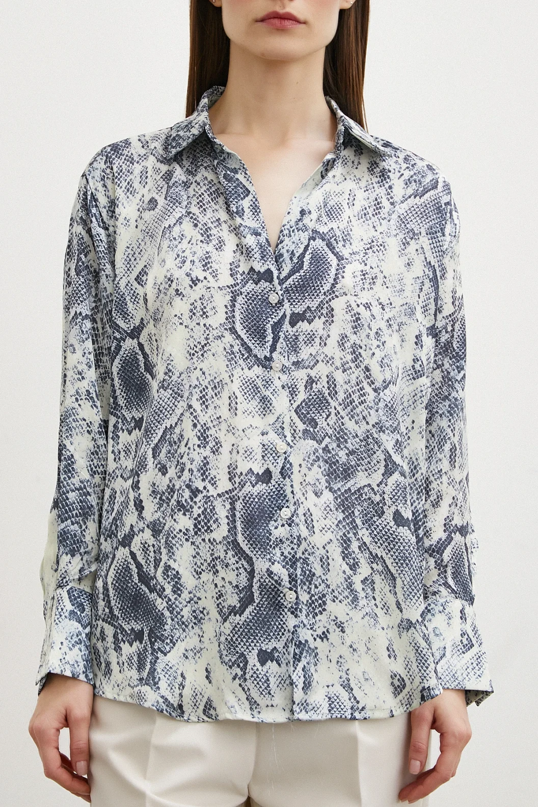 قميص حرير رمادي بنقشة ثعبان