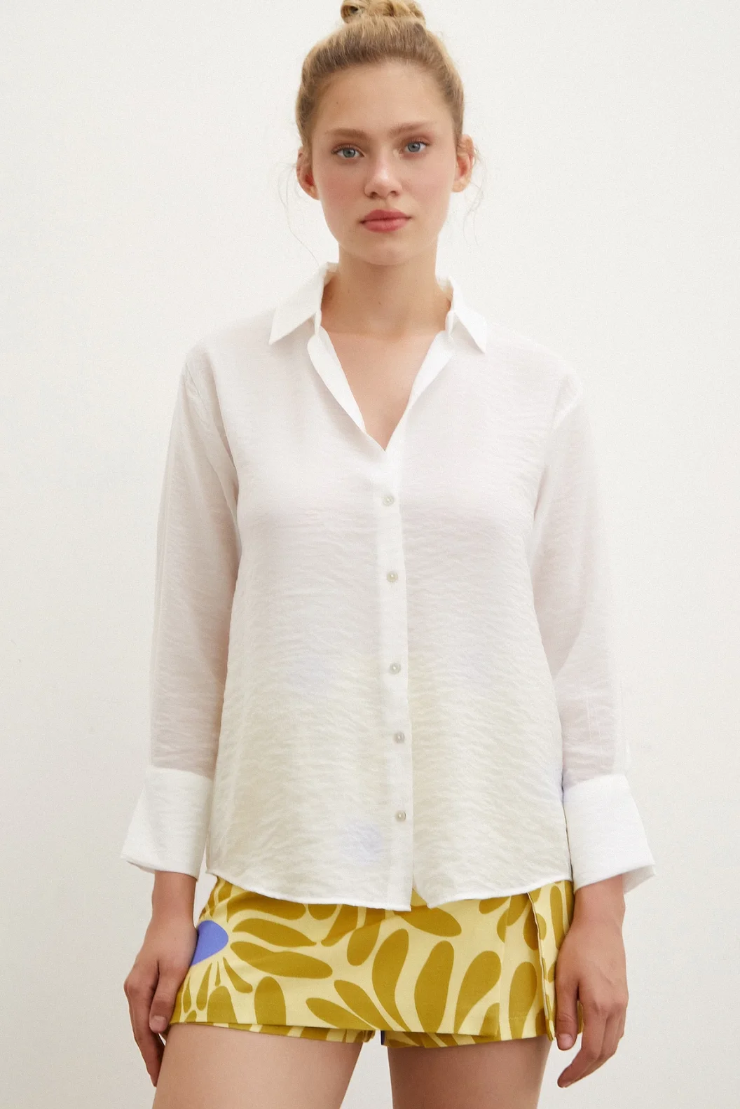 قميص أبيض برقبة V