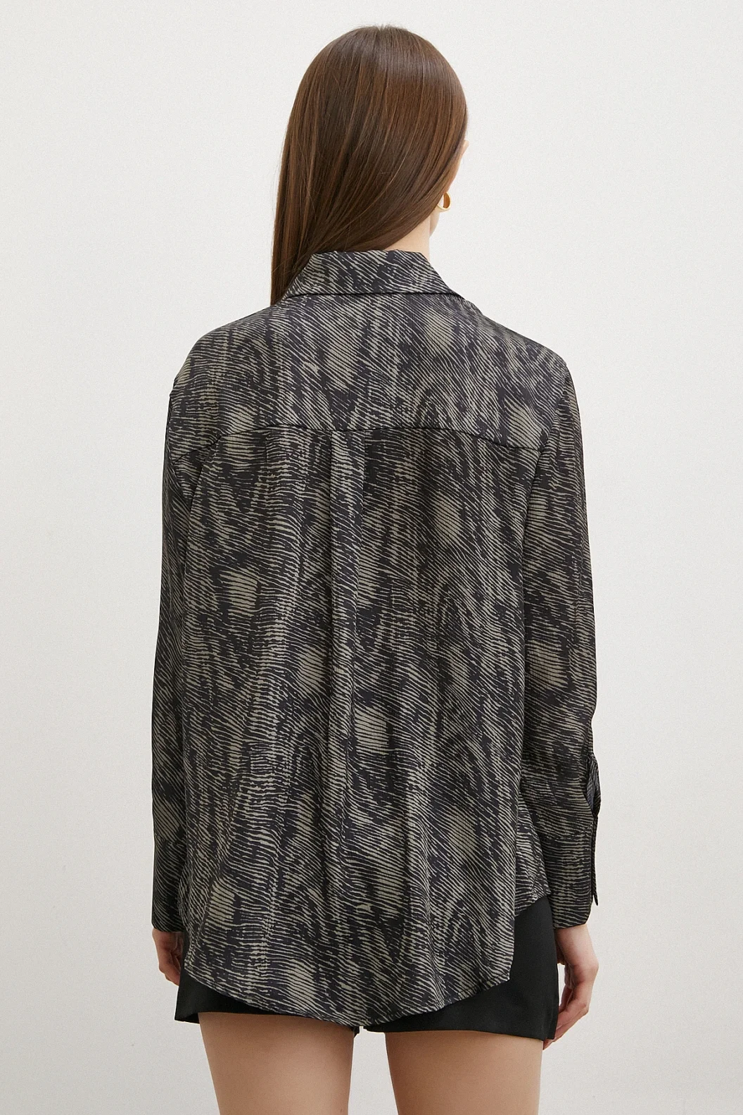 قميص بنمط الجرافيت أسود