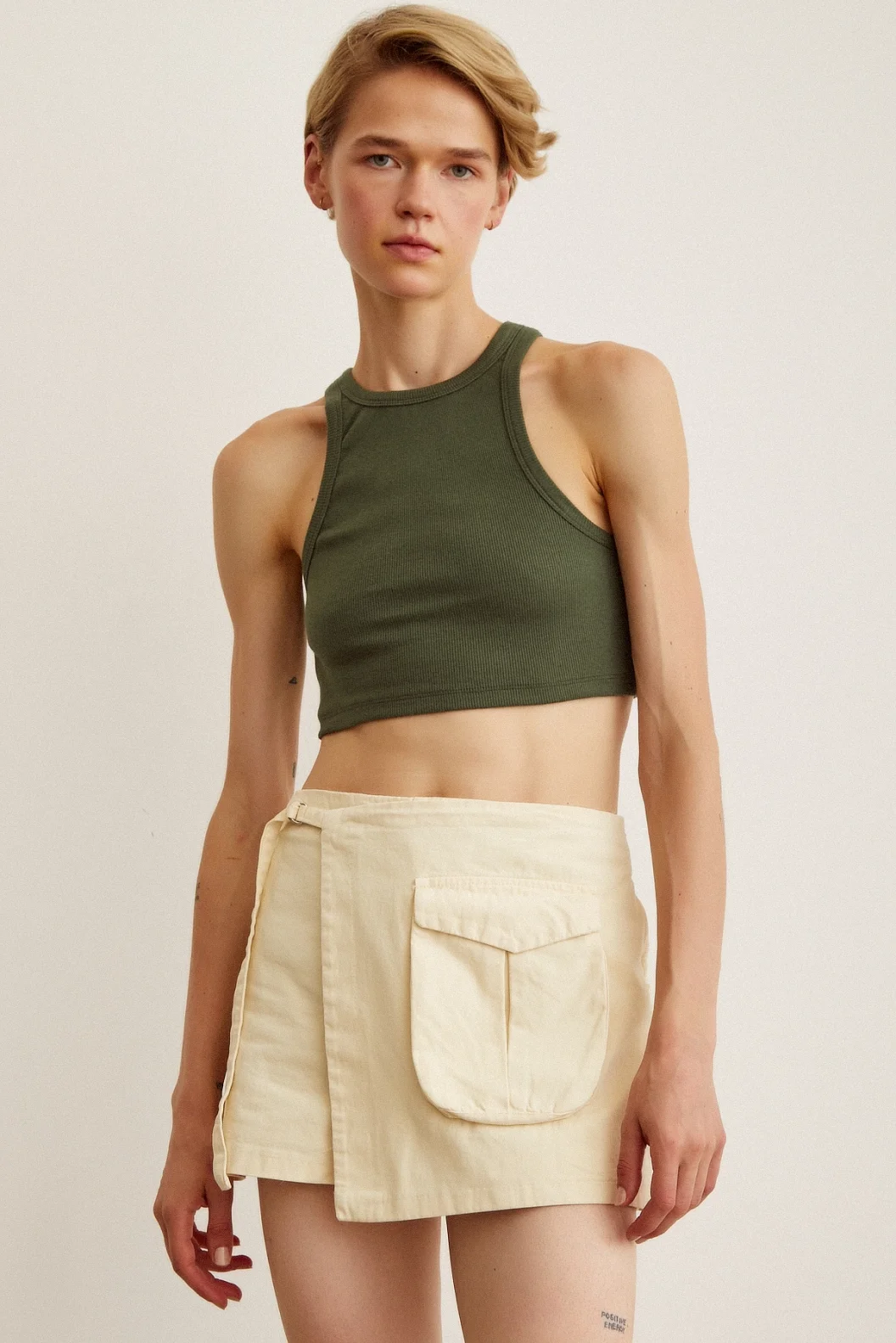 تفاصيل التنورة القصيرة بحزام على الخصر باللون الكريم