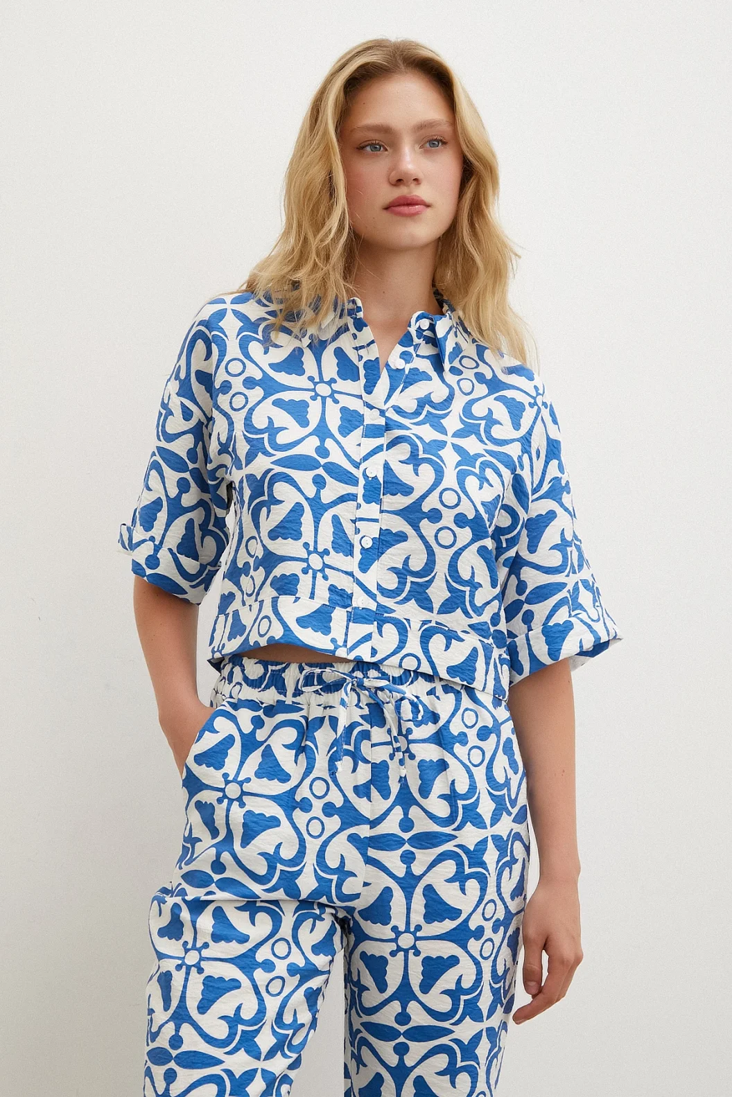 بنطلون بخصر مطاطي بأساور أنابيب لونه أزرق