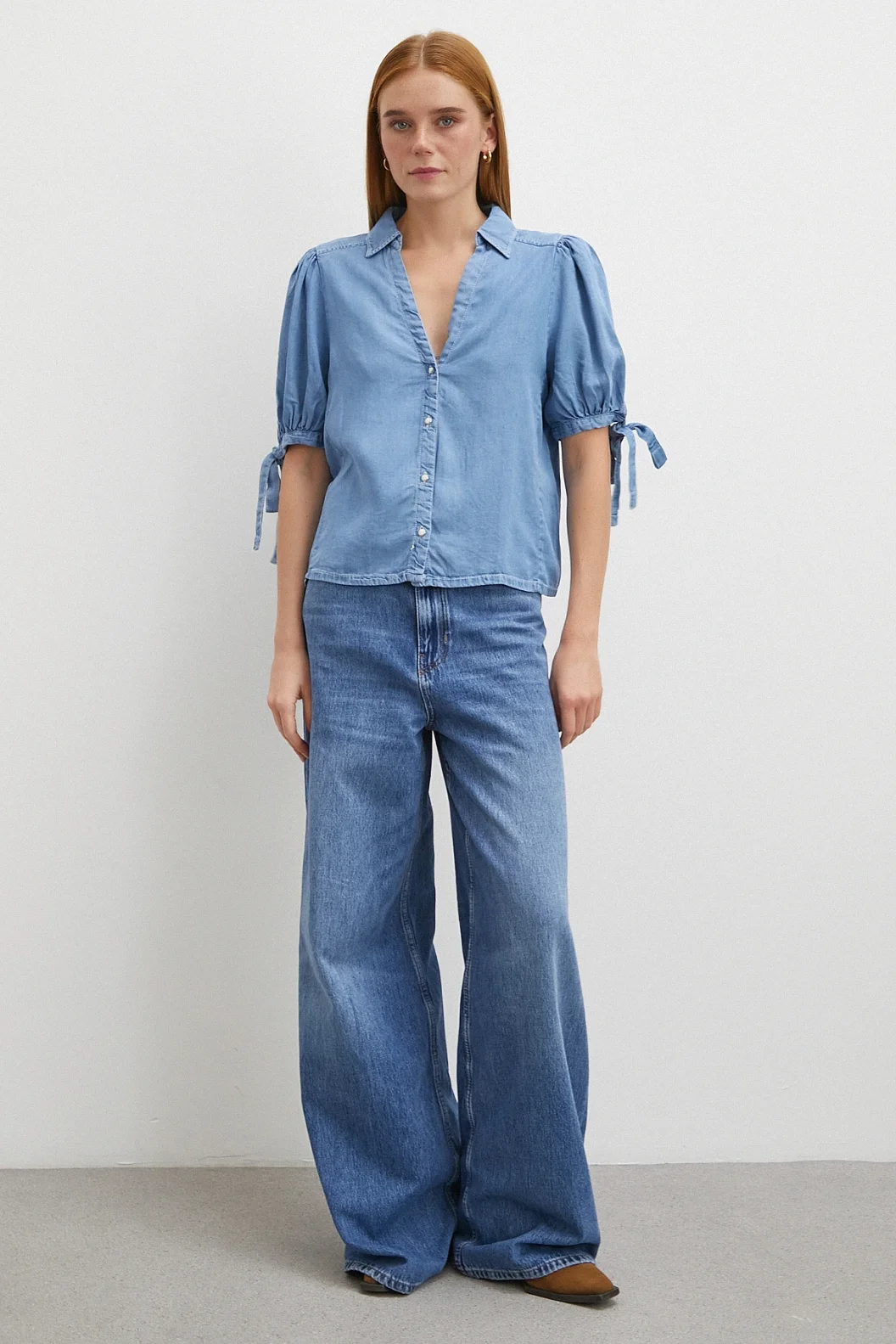 قميص بأكمام قصيرة برباط أزرق