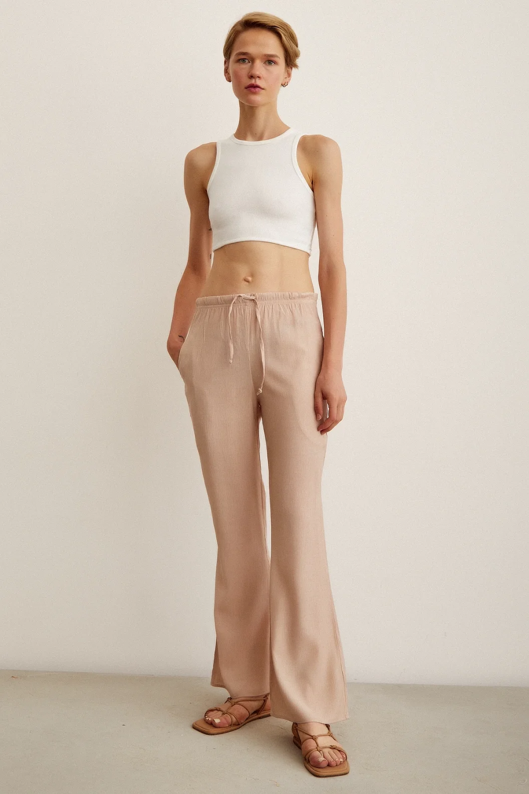 Hoch taillierte Hose mit elastischem Bund in Puderfarbe