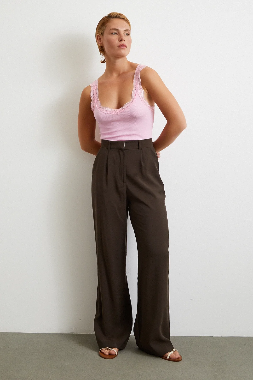 قميص بحمالات دانتيل بلون وردي