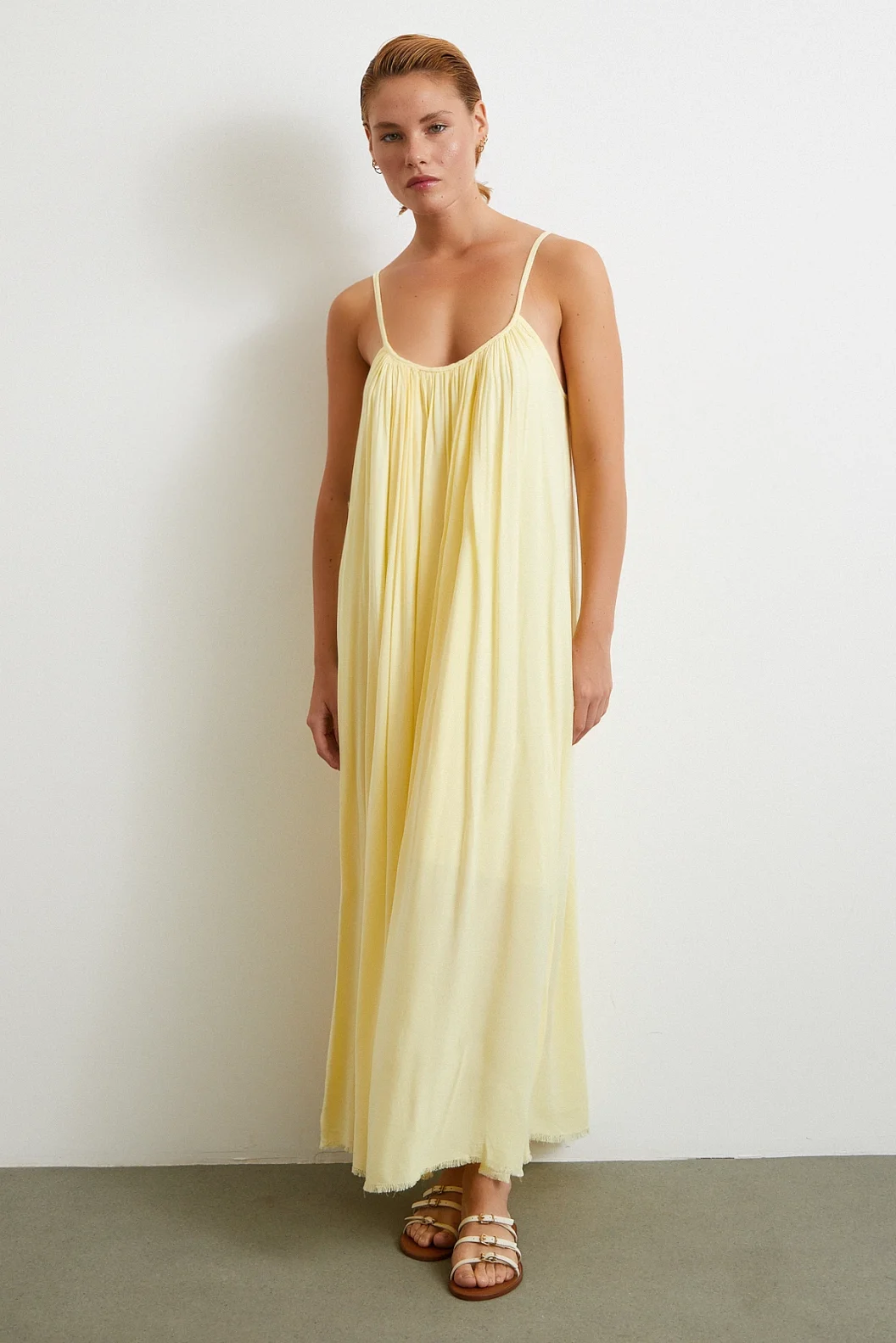 ثوب واسع بأكمام وحزام ولون أصفر