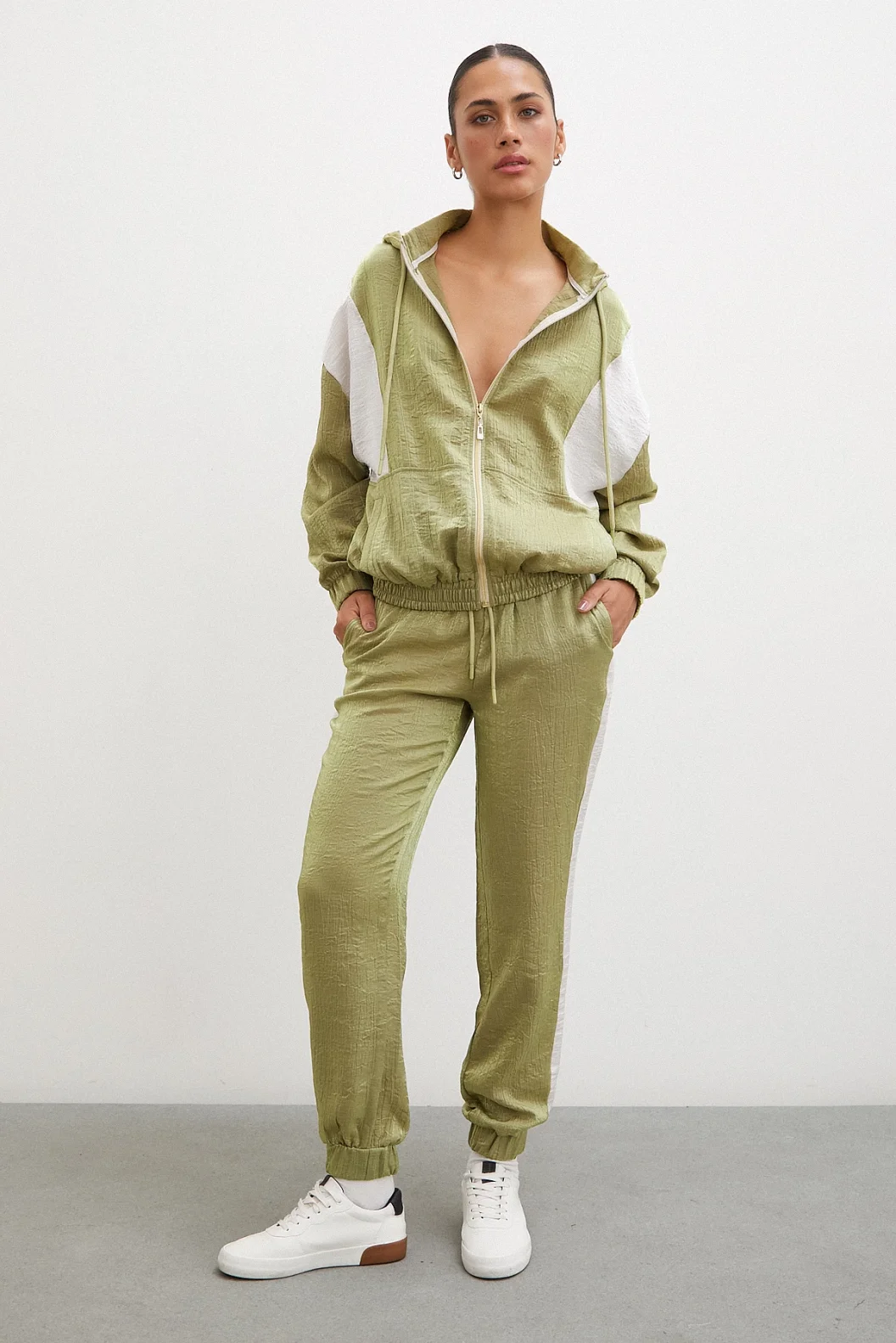 سويت شيرت مع سحَّاب وبطانة باللون الأخضر الزيتوني