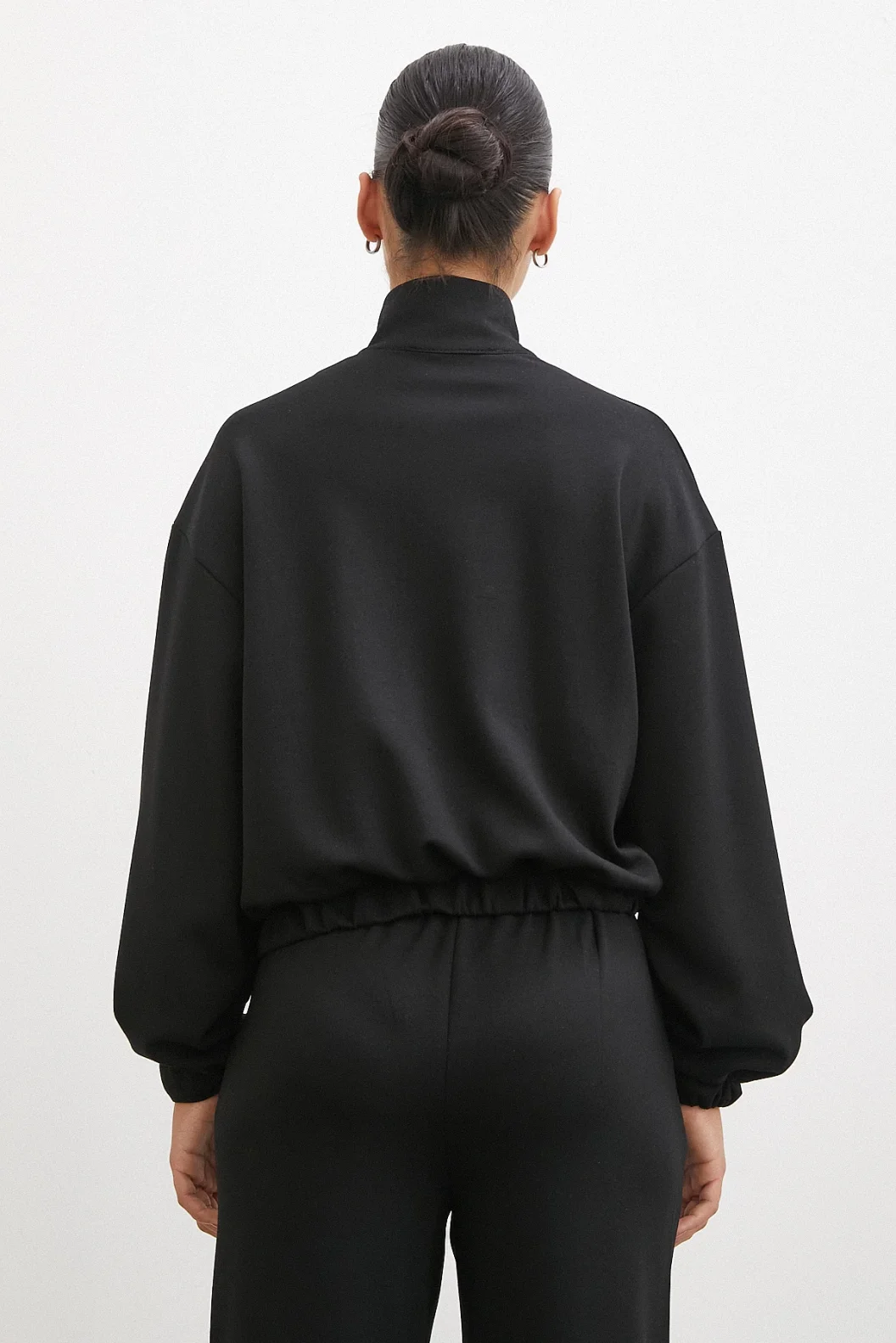 سويت شيرت بسحَّاب أسود