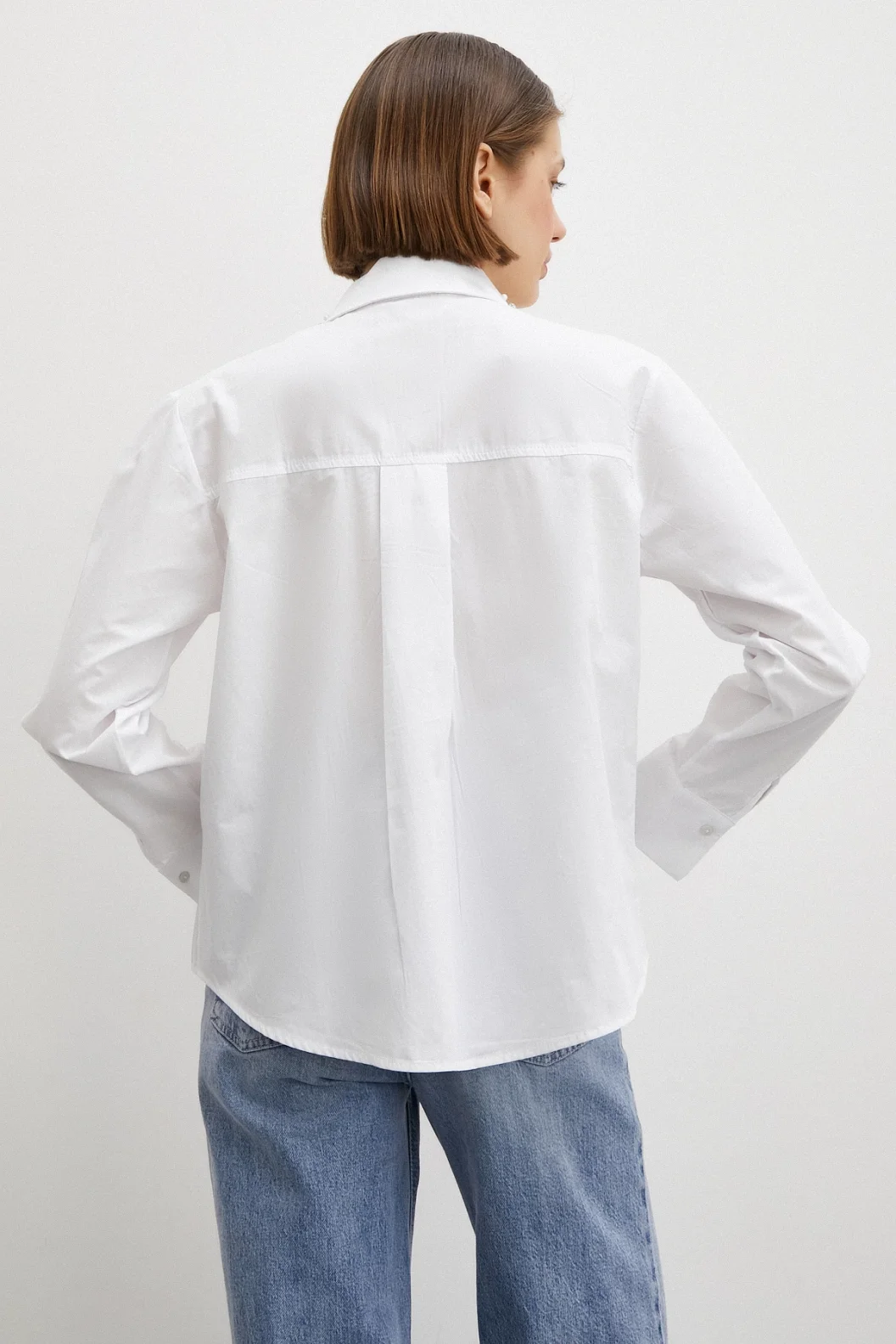 قميص بوبلين أبيض مع قلادة الياقة