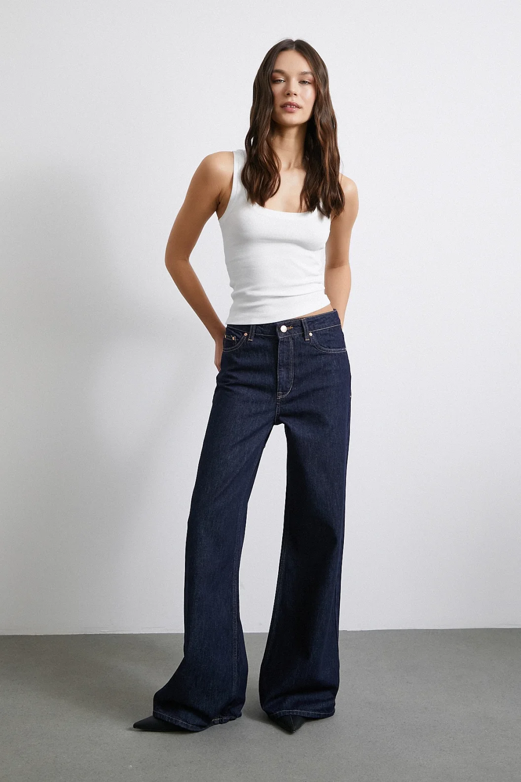 جينز بخصر عالٍ وقصة واسعة بجيوب خمسة لون أزرق داكن