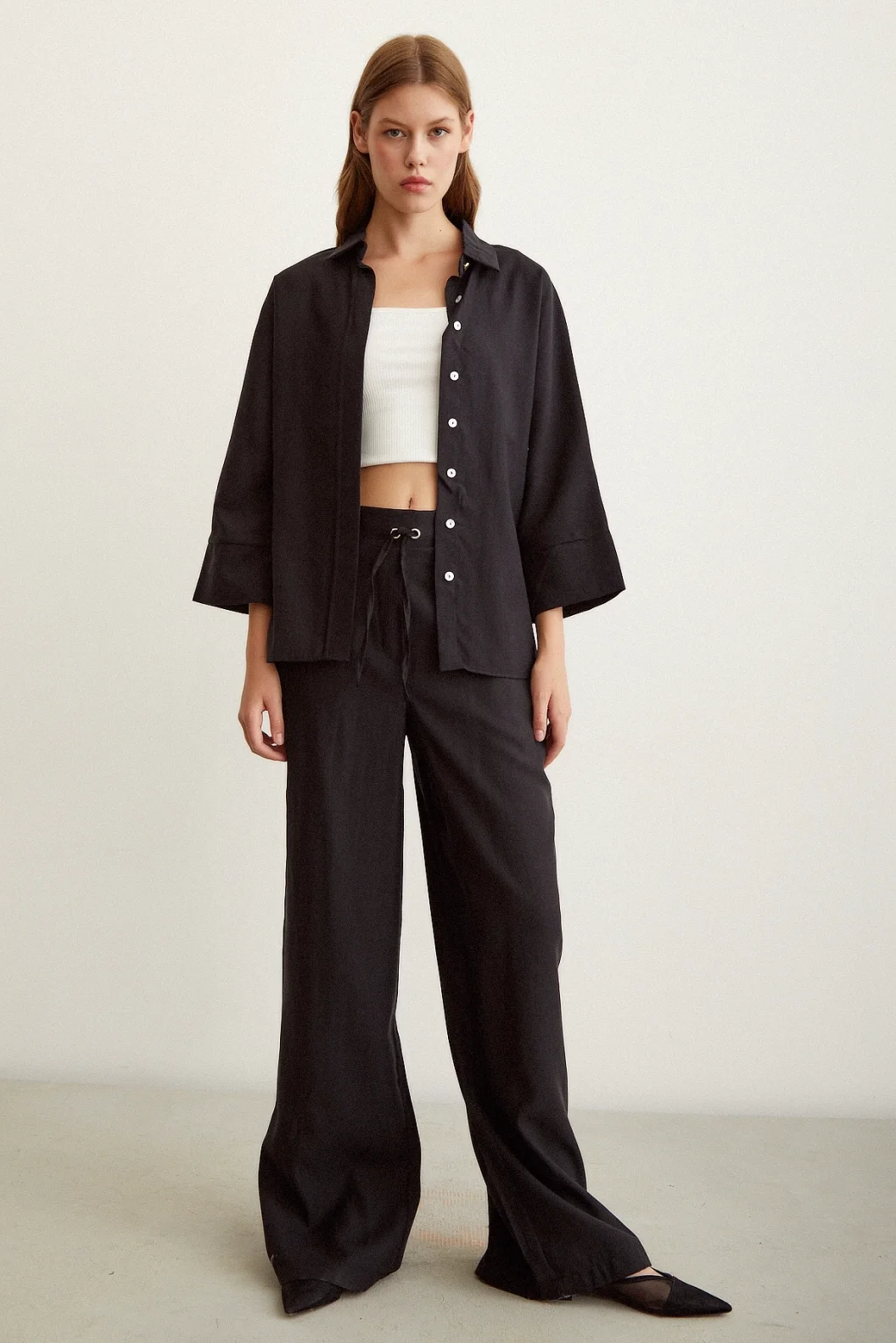 قميص كتان أسود بأكمام خفاشية