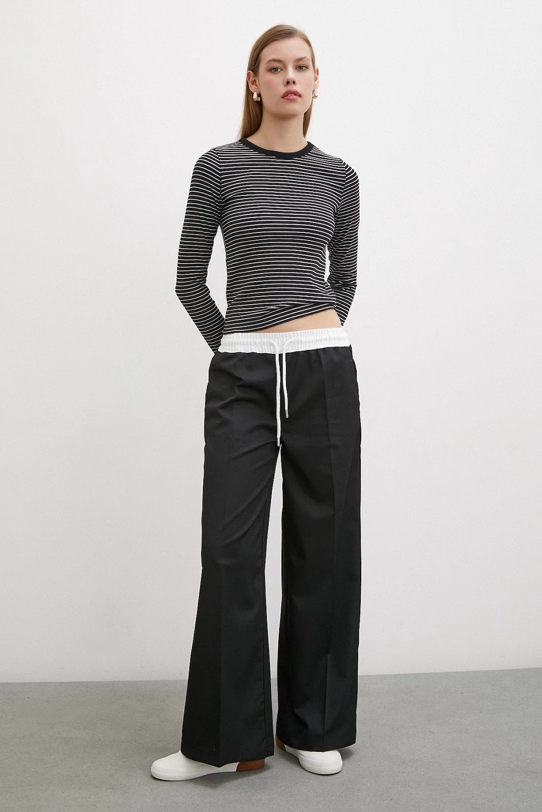 قميص بياقة مخططة بأساور الدراجة الأسود