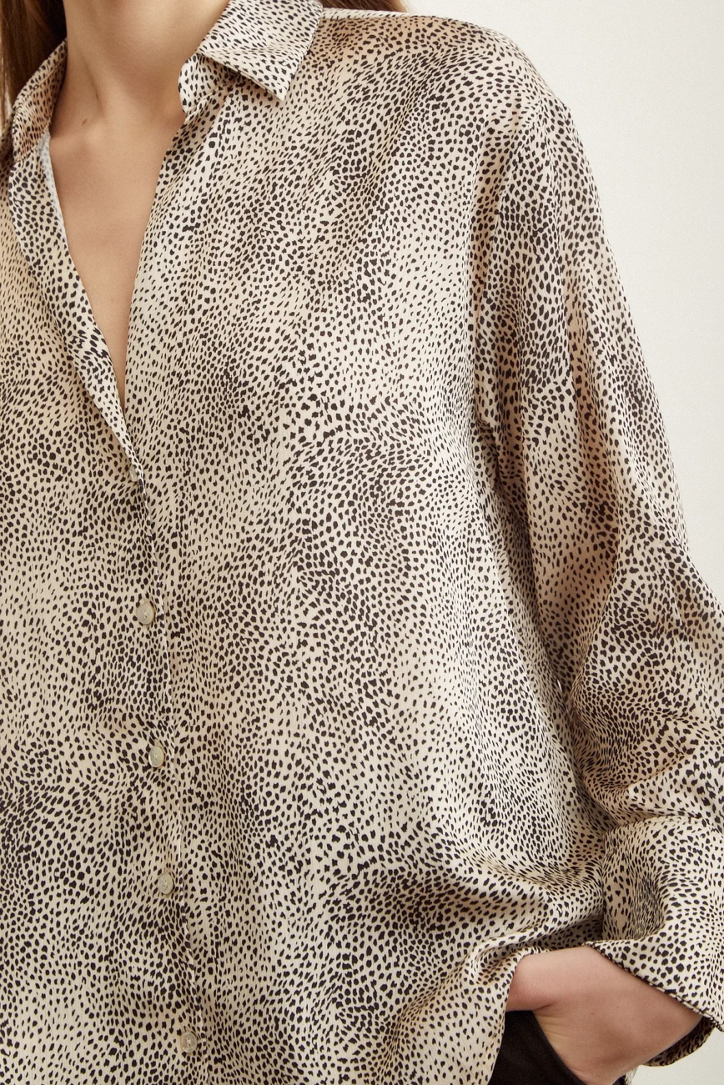 V-Ausschnitt gemusterte Satinbluse Stone