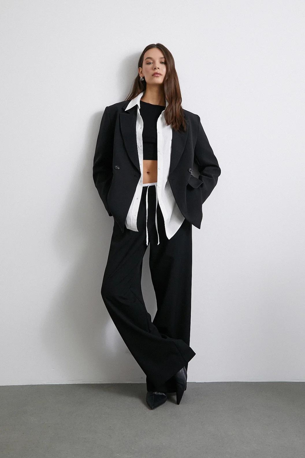 بنطلون نسائي أسود مع سحّاب وجيوب