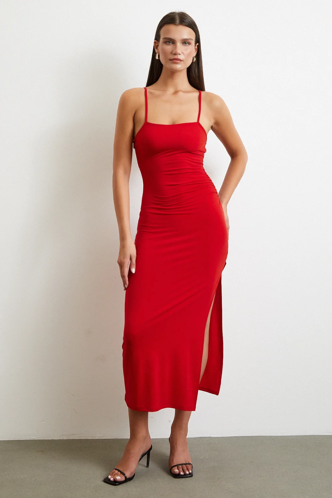فستان أحمر بحمالات مجعدة مع شق