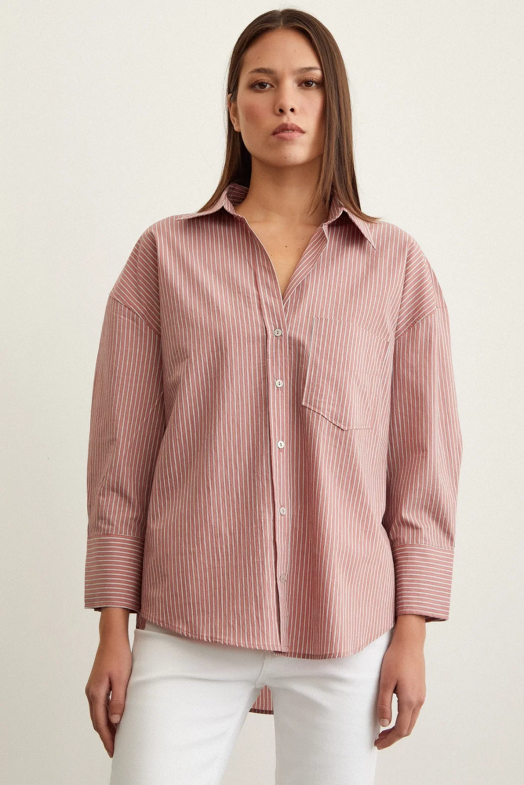 قميص رجالي كبير المقاس مخطط بلون وردي فاتح