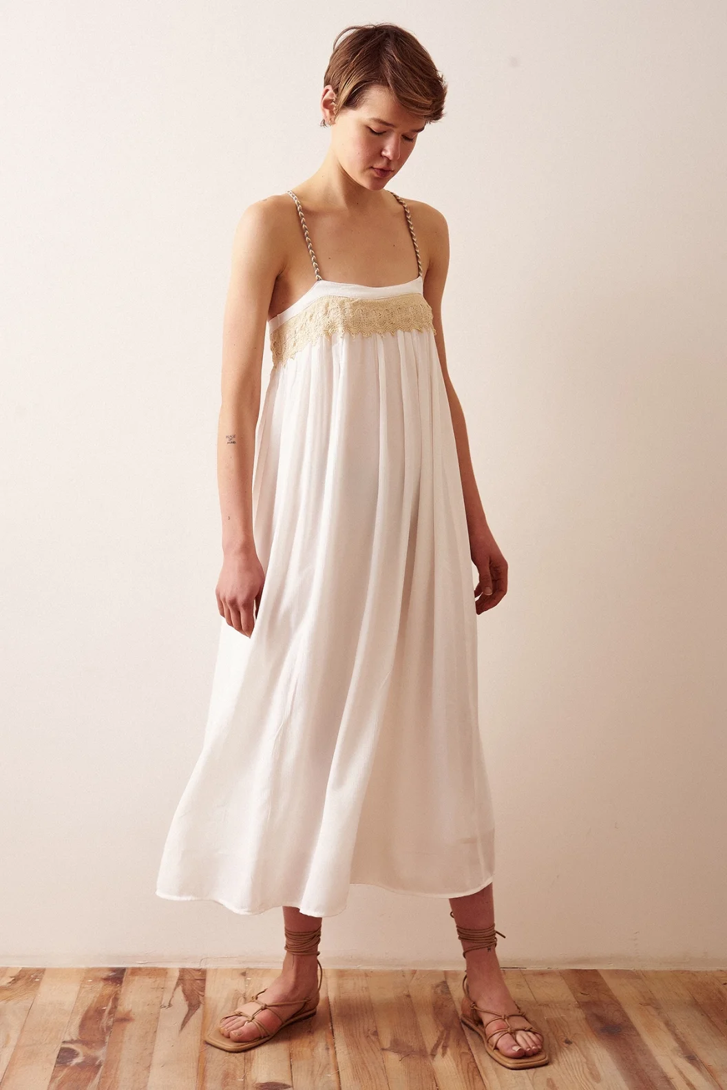 فستان فضفاض بحمالات وتفاصيل دانتيل باللون الأبيض