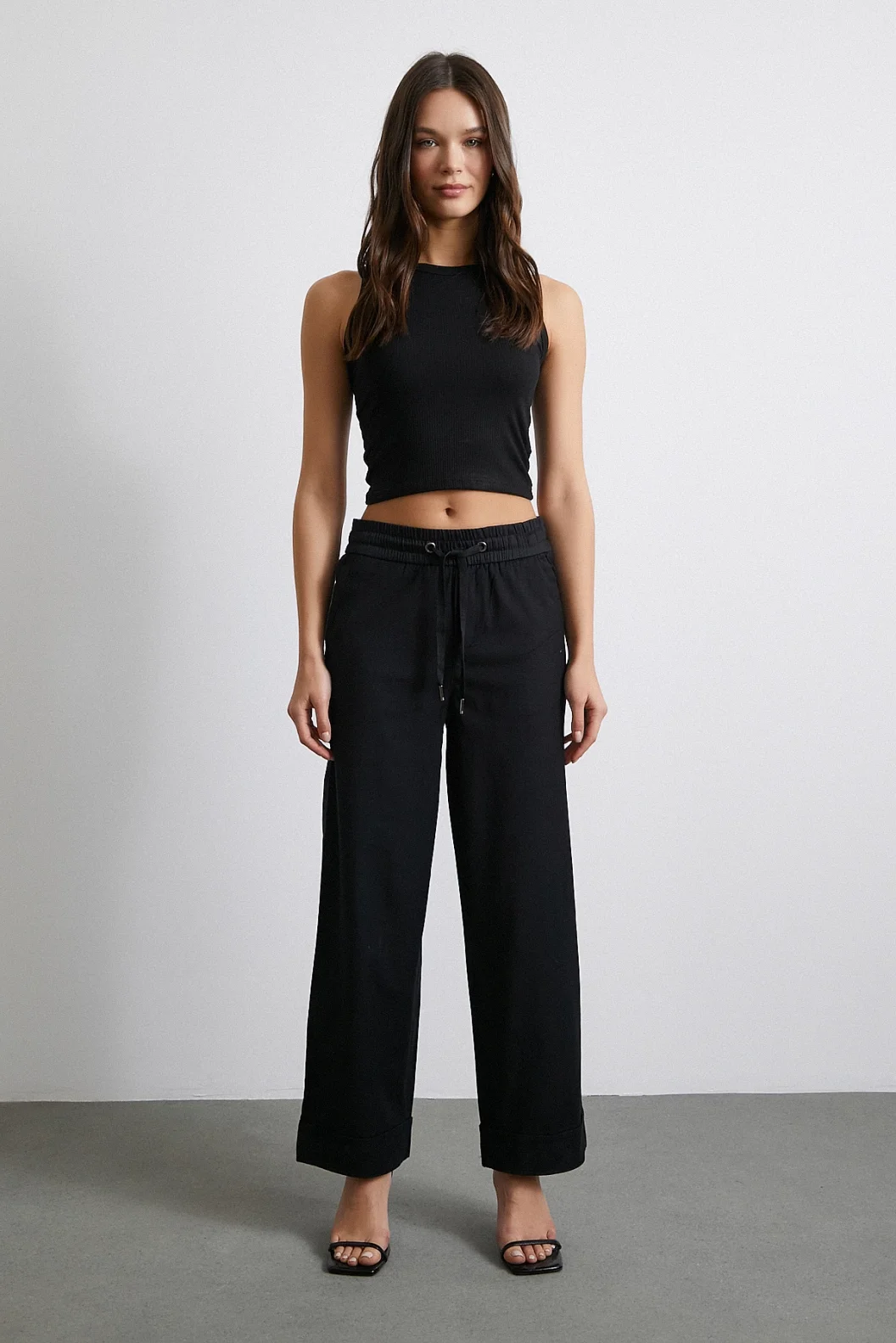 بنطلون أسود بخصر مطاطي وأطراف مطوية