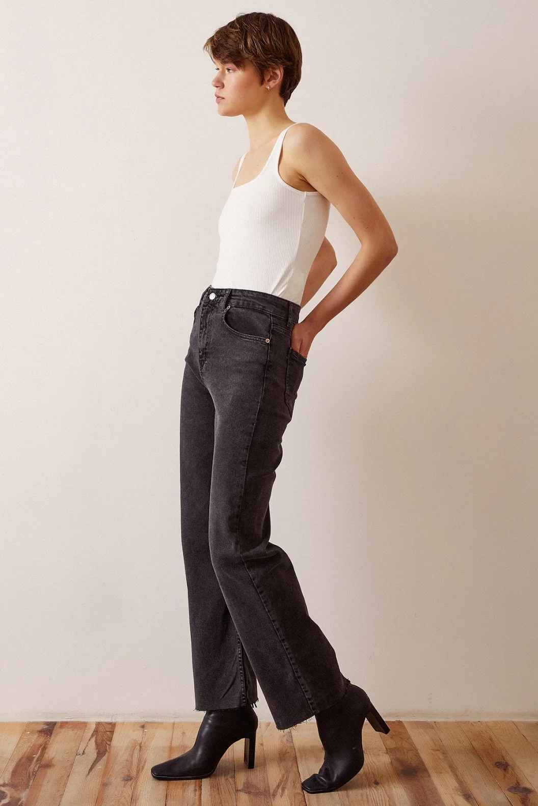 Schmale High-Waist-Jeans mit abgeschnittenem Saum Schwarz