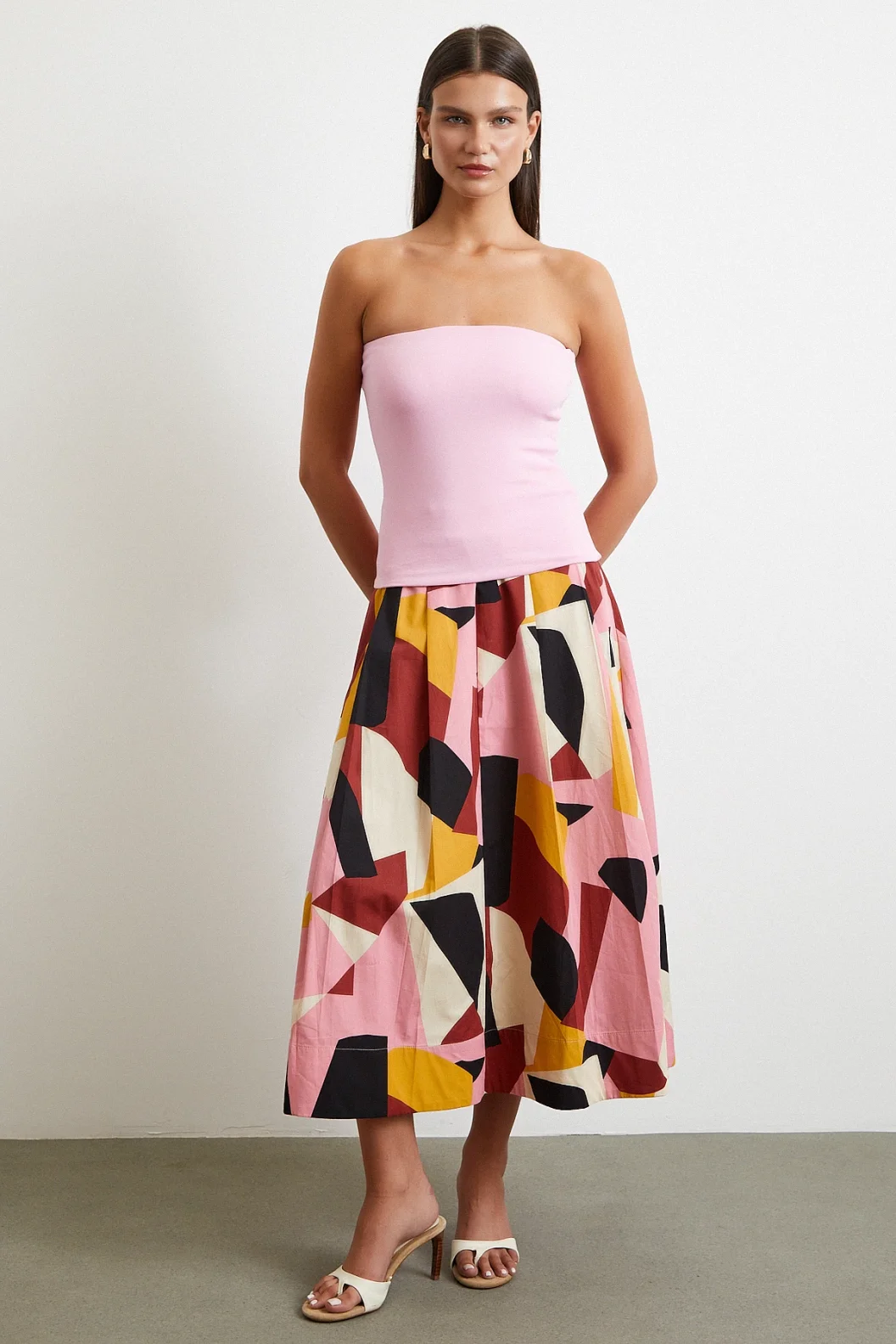 تنورة ميدي مطبوعة باللون الوردي