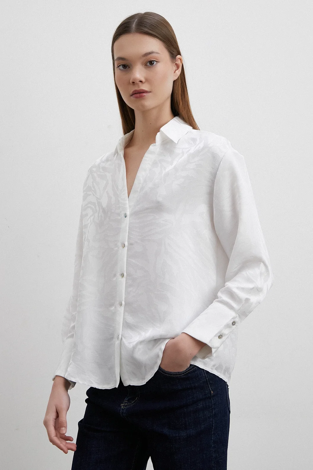 قميص بياقة على شكل V مع زخرفة جاكار – أبيض