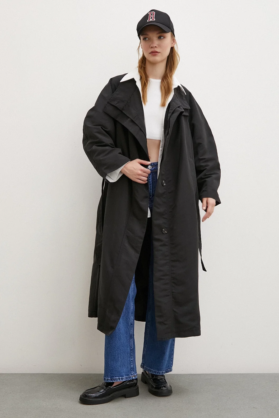 Schwarzer Trenchcoat mit Taschen
