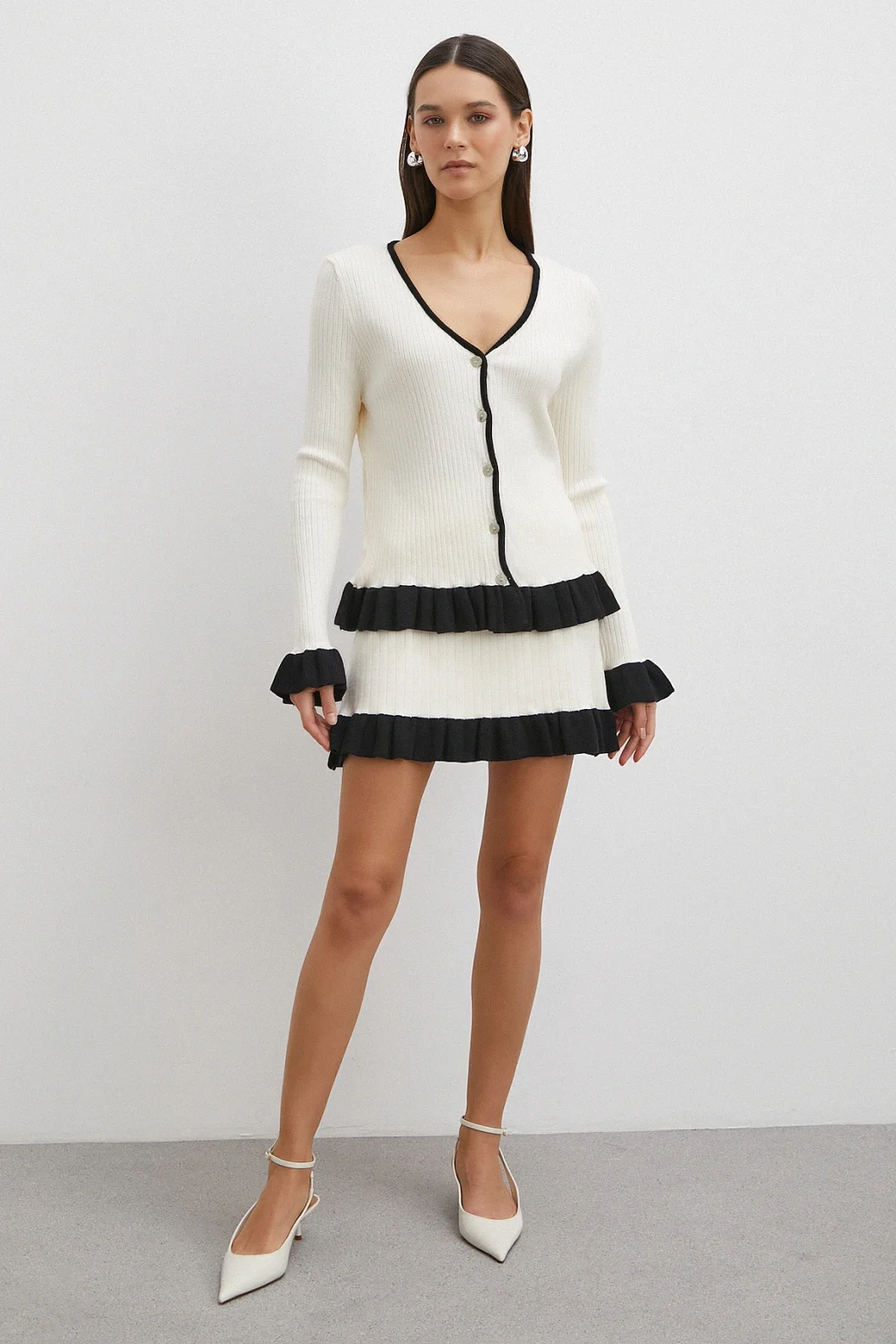 Düğmeli Eteği Fırfırlı Etekli Triko Takım Ekru