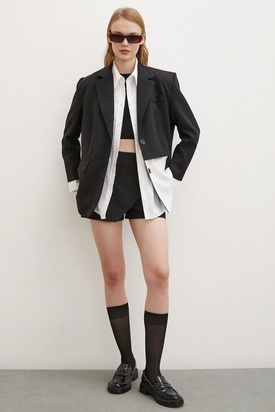 Linienbetonte Doppelknopf-Blazer mit Details in Weiß