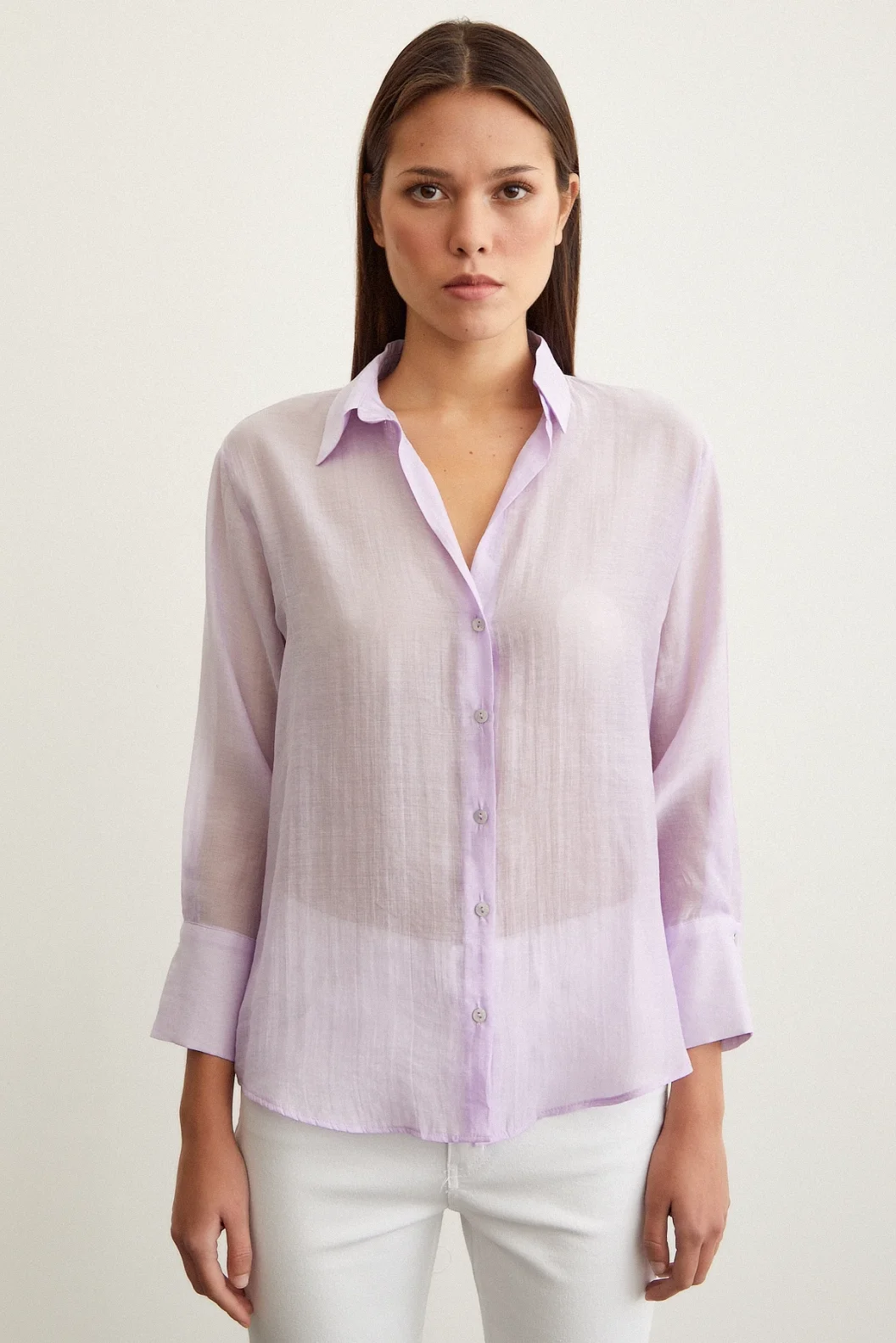 قميص بياقة على شكل V باللون البنفسجي