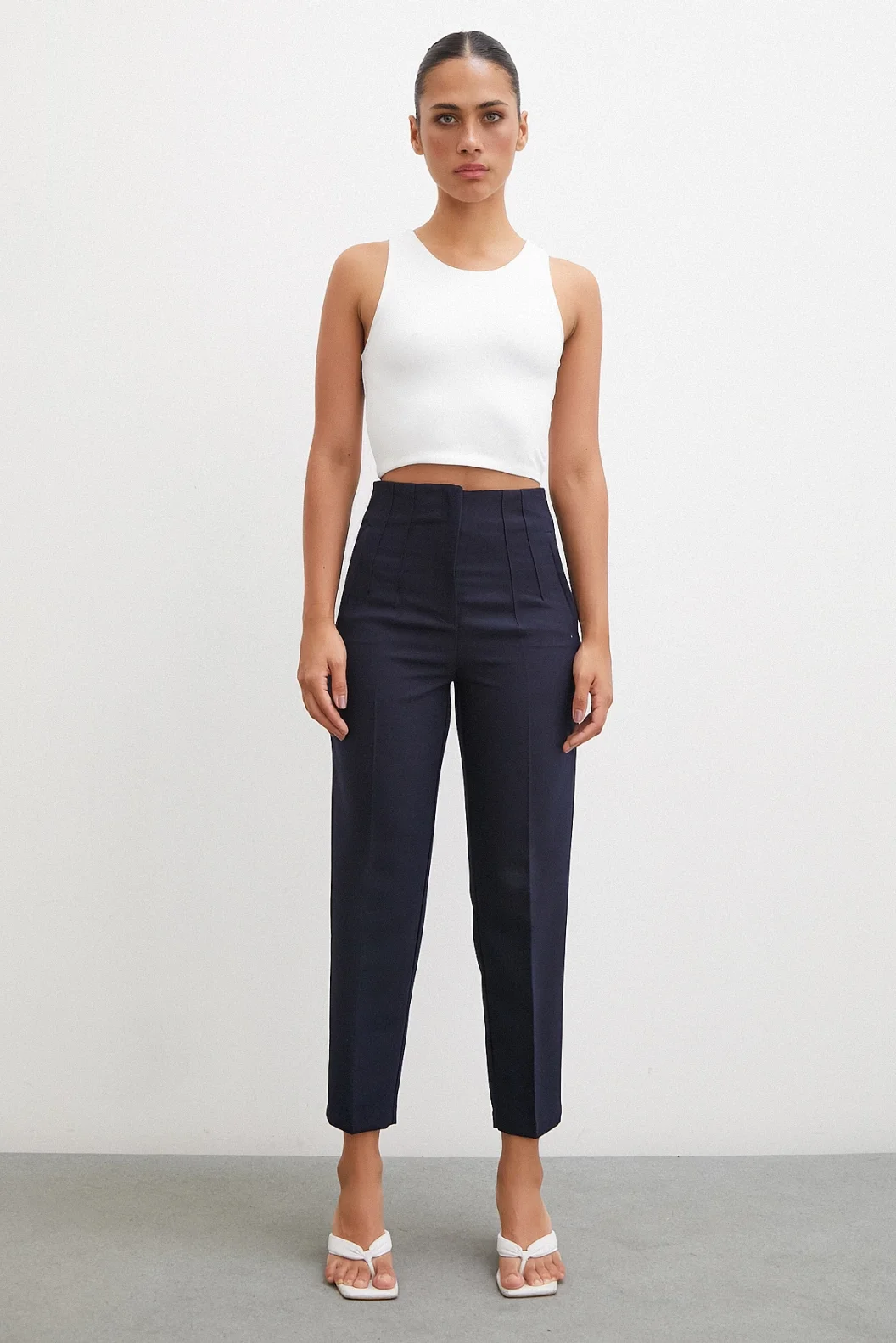 بنطلون قماش ضيق اللون الأزرق